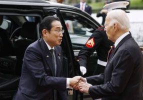 Joe Biden menyambut Fumio Kishida di Gedung Putih