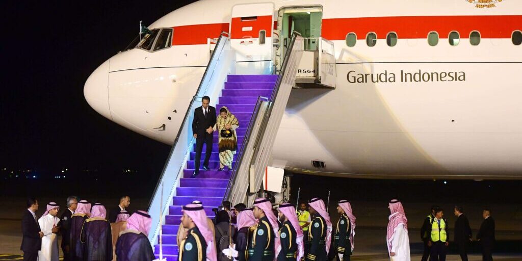 Presiden Joko Widodo dan Ibu Negara Iriana saat tiba di Bandara Internasional King Khalid, Riyadh, Arab Saudi, Rabu (18/10/2023) malam. Presiden dijadwalkan akan bertemu bilateral dengan PM Arab Saudi Mohammed bin Salman al-Saud, Kamis (19/10/2023).