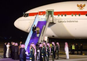 Presiden Joko Widodo dan Ibu Negara Iriana saat tiba di Bandara Internasional King Khalid, Riyadh, Arab Saudi, Rabu (18/10/2023) malam. Presiden dijadwalkan akan bertemu bilateral dengan PM Arab Saudi Mohammed bin Salman al-Saud, Kamis (19/10/2023).
