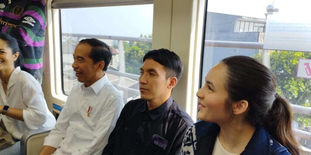 Presiden Joko Widodo naik LRT bareng influencer terkenal Tanah Air, Kamis (10/8/2023). Presiden naik dari Stasiun Jati Mulya, Bekasi 