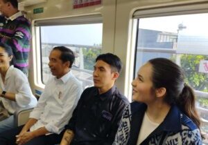 Presiden Joko Widodo naik LRT bareng influencer terkenal Tanah Air, Kamis (10/8/2023). Presiden naik dari Stasiun Jati Mulya, Bekasi 
