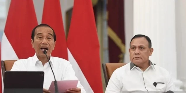Arsip - Presiden Joko Widodo (kiri) didampingi Ketua KPK Firli Bahuri (kanan) saat memberikan keterangan pers terkait penurunan Indeks Persepsi Korupsi Indonesia di Istana Merdeka, Jakarta, Selasa (7/2/2023).