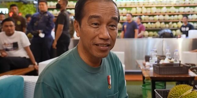 Presiden Jokowi setelah nonton bareng laga final SEA Games 2023 antara Indonesia U-22 vs Thailand di Medan, Selasa (17/5/2023) malam WIB.