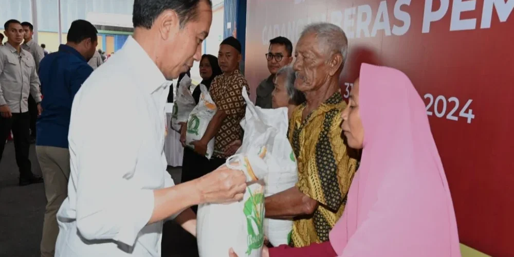 Presiden Jokowi menyerahkan bantuan pangan atau bansos cadangan beras pemerintah (CBP) kepada masyarakat penerima manfaat di Gudang Bulog Meger, Kabupaten Klaten, Provinsi Jawa Tengah, pada Rabu (31/1/2024).

