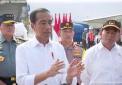 Presiden Jokowi memberikan keterangan pers usai melepas bantuan kemanusiaan dari Indonesia untuk Palestina di Pangkalan TNI AU Halim Perdanakusuma Jakarta, pada Senin (20/11/2023).


