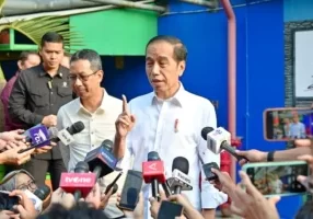 Jokowi mengunjungi pasar Jatinegara untuk meninjau harga kebutuhan pokok, Selasa (19/9/2023)

