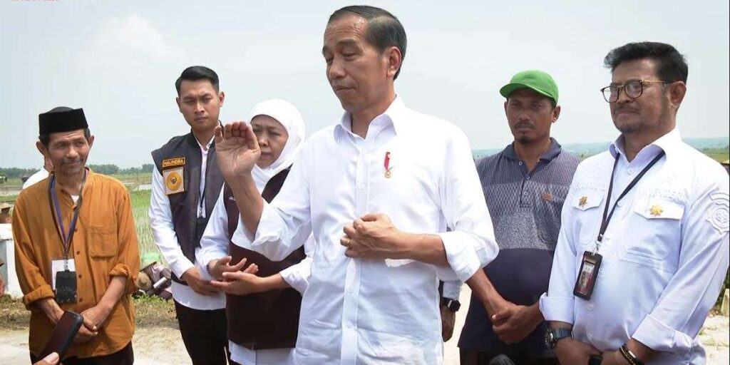 Presiden Joko Widodo mengaku belum mendengar kabar soal penolakan kontingen Israel di Bali, dalam keterangan pers di Tuban, Jawa Timur, Kamis (6/4/2023). Kontingen Israel akan berpartisipasi di ANOC World Beach Games di Bali. 