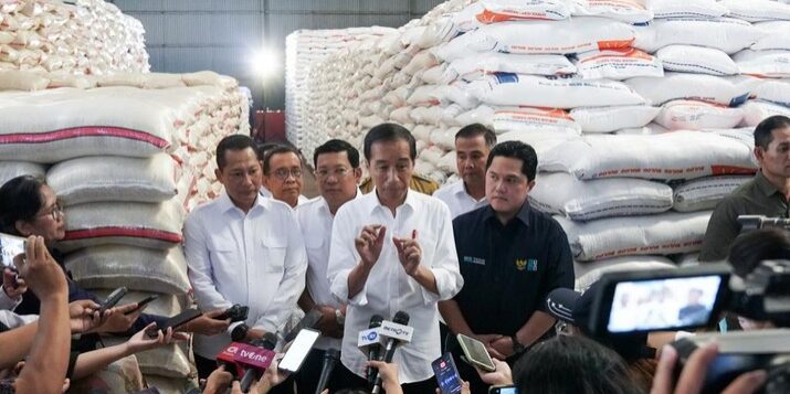 Presiden Joko Widodo meninjau langsung bantuan pangan cadangan beras pemerintah di Gudang Bulog DKI Jakarta-Banten yang berlokasi di Kelapa Gading, Senin (11/9/23).