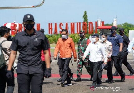 Suasana kedatangan Presiden RI Joko Widodo di Bandara Lanud Hasanuddin, Makassar, Kamis (18/3/2021)