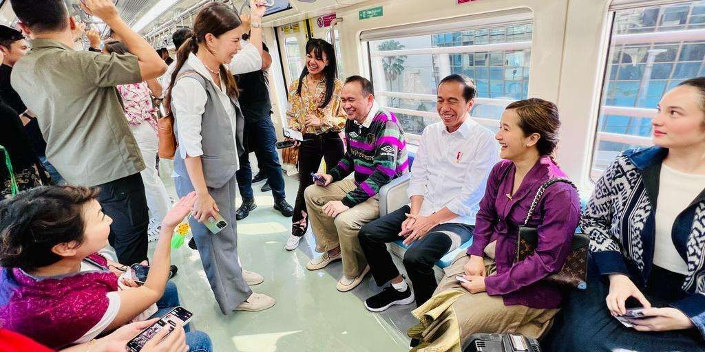 Presiden Joko Widodo naik moda transportasi LRT bersama dengan para artis dan juga influencer ternama Tanah Air, Kamis (10/8/2023).