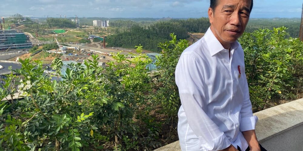 Presiden Joko Widodo meninjau Viewing Deck Kantor Presiden di kawasan Ibu Kota Nusantara, Kalimantan Timur pada Senin (29/7/2024)

