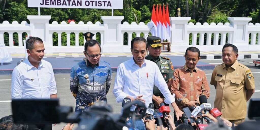 Presiden Joko Widodo memberi keterangan kepada awak media di Jembatan Otista Bogor, Selasa (19/12/2023). 