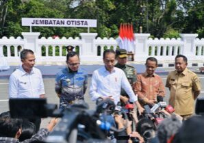 Presiden Joko Widodo memberi keterangan kepada awak media di Jembatan Otista Bogor, Selasa (19/12/2023). 
