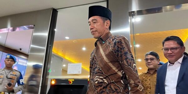 Jokowi keluar dari Gedung Bareskrim

