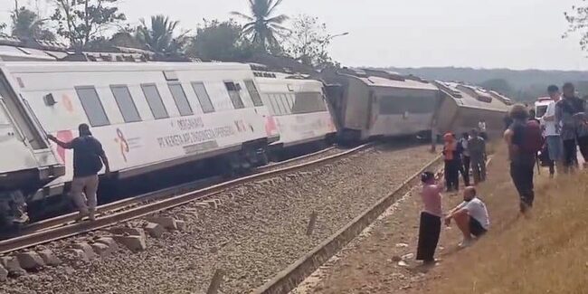 Kecelakaan KA Argo Semeru terjadi di Kulon Progo, Selasa (17/10/2023). Sejumlah penumpang dilaporkan mengalami luka-luka.


