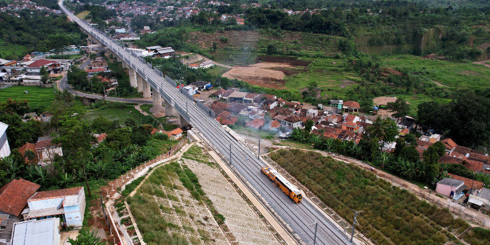 Foto udara proyek Kereta Cepat Jakarta-Bandung (KCJB) di kawasan Padalarang, Kabupaten Bandung Barat, Jawa Barat, Senin (6/2/2023)

