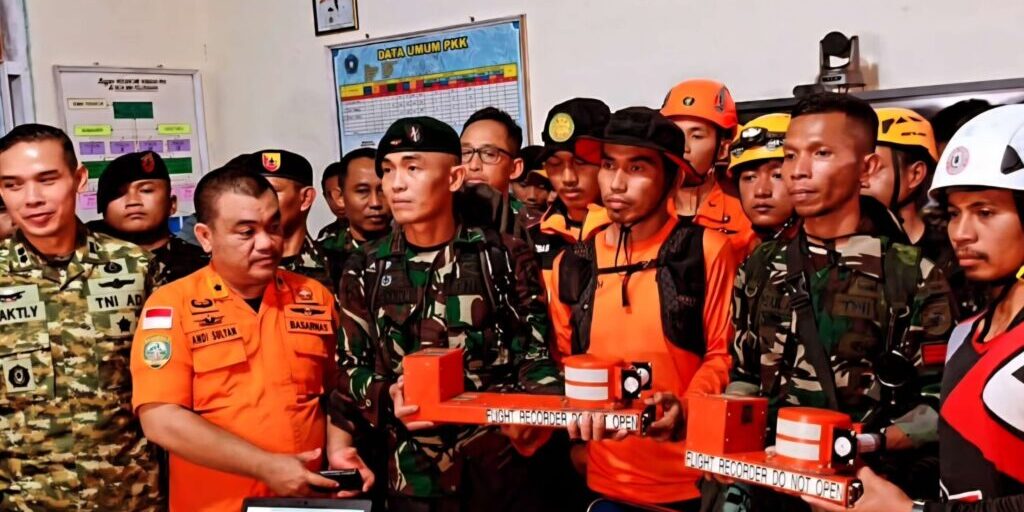 Dua komponen black box ATR 42-500 yang ditunjukkan dalam konferensi pers di Posko AJU, Pangkep, 21 Januari 2026. (Foto: Dok. Kantor SAR Makassar)
