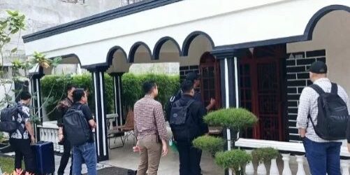 KPK mendatangi rumah milik Direktur PT DNG, Akhirun Piliang, di Jalan Mawar, Kecamatan Padangsidimpuan Selatan, Kota Padangsidimpuan, Sumatera Utara, pada Jumat (4/7/2025)

