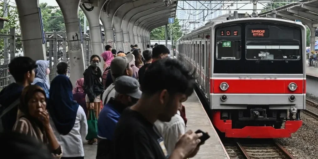 Sejumlah penumpang menunggu gerbong kereta rel listrik (KRL) Commuterline Jabodetabek di Stasiun Kebayoran, Jakarta.