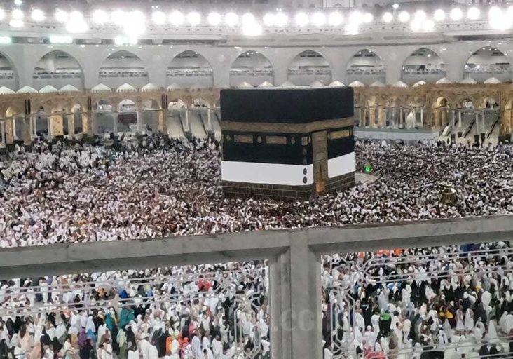 iloustrasi Jamaah calon haji melakukan tawaf atau memutari Ka’bah seusai sholat subuh di Masjidil Haram,

