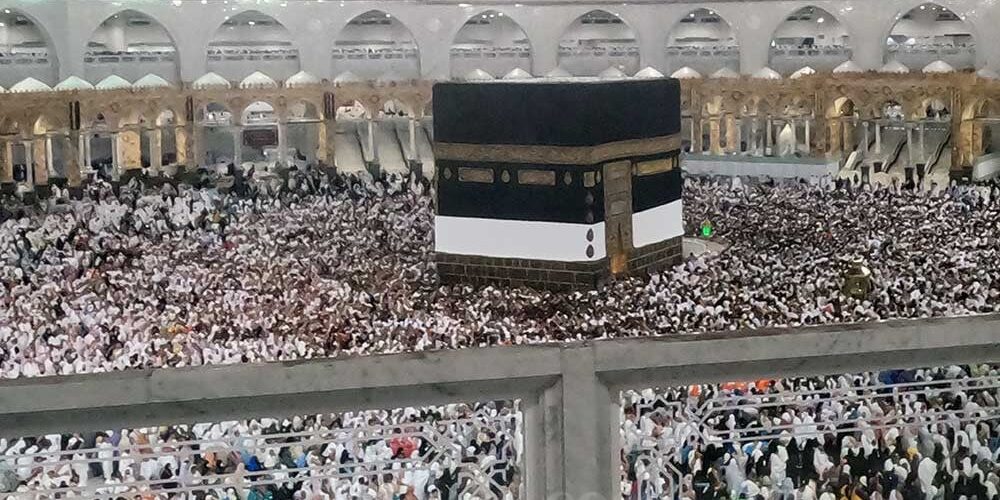 iloustrasi Jamaah calon haji melakukan tawaf atau memutari Ka’bah seusai sholat subuh di Masjidil Haram,

