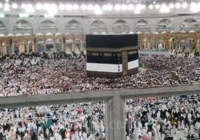 Jamaah calon haji melakukan tawaf atau memutari Ka’bah seusai sholat subuh di Masjidil Haram, Mekah, Arab Saudi, Selasa (13/6/2023)

