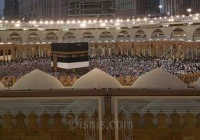 Jamaah calon haji melakukan tawaf atau memutari Ka’bah seusai sholat subuh di Masjidil Haram, Mekah, Arab Saudi, Selasa (13/6/2023).

