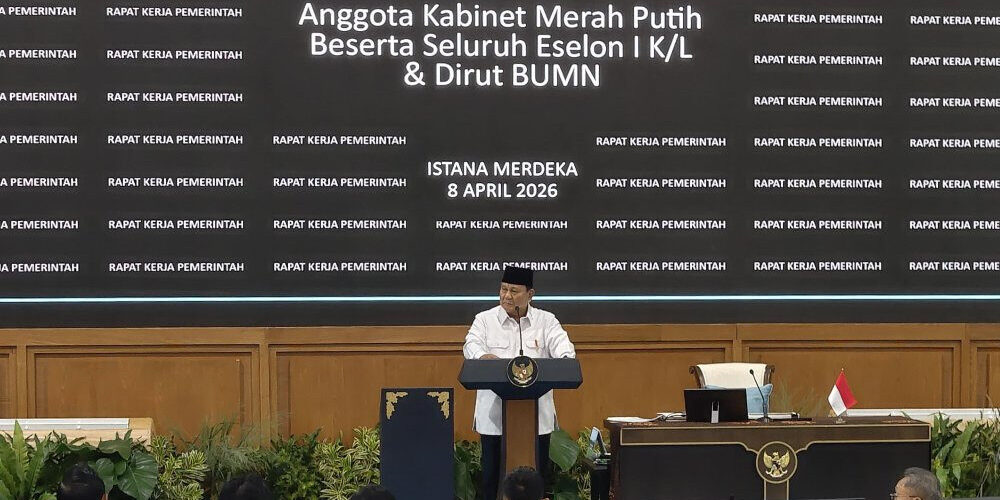 Presiden Prabowo Subianto memberikan taklimat saat Rapat Kerja Pemerintah Anggota Kabinet Merah Putih di Istana Negara, Jakarta Pusat, Rabu (8/4/2026)

