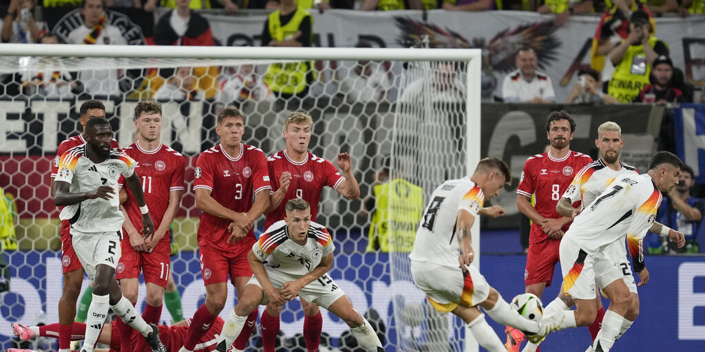 Kai Havertz menendang bola ke gawang Denmark