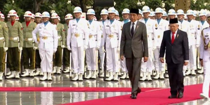 Presiden Joko Widodo (Jokowi) memimpin upacara peringatan Ziarah Nasional 2023 di Taman Makam Pahlawan (TMP) Kalibata, Jakarta Selatan, Jumat (10/11/2023).


