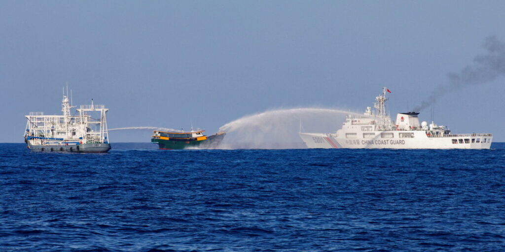 Kapal Filipina diserempet dan ditembak meriam air