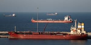 Kapal Jepang melintasi Selat Hormuz