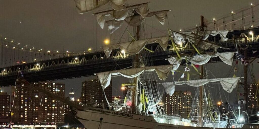 Kapal Latih Meksiko Tabrak Jembatan Brooklyn