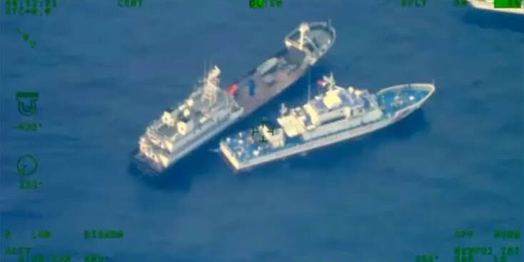Kapal Penjaga Pantai China "Menabrak"  kapal dinas perikanan Filipina