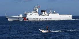 Kapal Penjaga Pantai China menembakkan meriam air