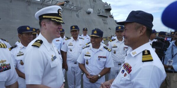 Kapal Perang AS berlabuh di Kamboja