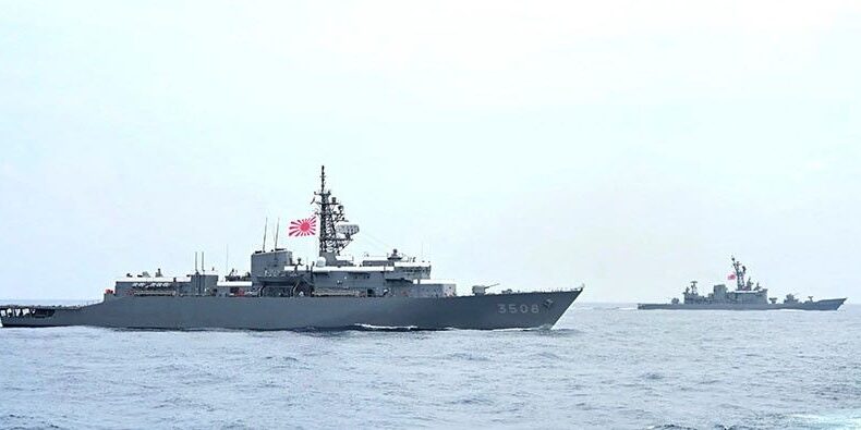 Kapal Perang Jepang melalui Selat Taiwan