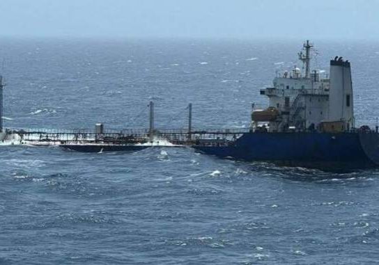 Kapal Tanker Minyak Filipina terbalik