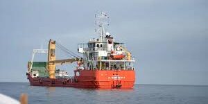 Kapal Tanker Minyak Melintasi Selat Hormuz