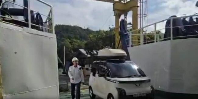 Mobil listrik saat menaiki kapal penyeberangan milik ASDP