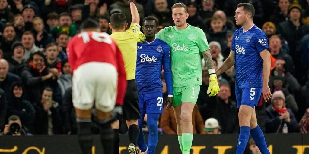 Kartu Merah Idrissa Gueye karena menampar rekan setim