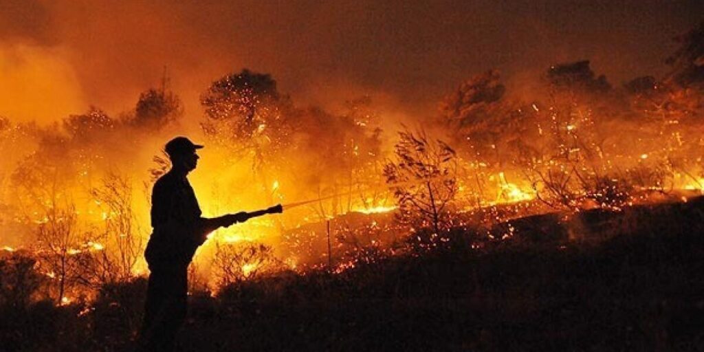 Kebakaran  Hutan mendekati Athena