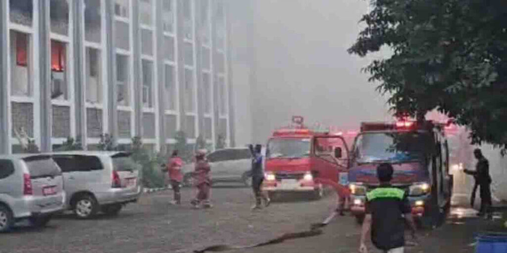 Kebakaran gedung Rektorat UIN Syarif Hidayatullah Jakarta.