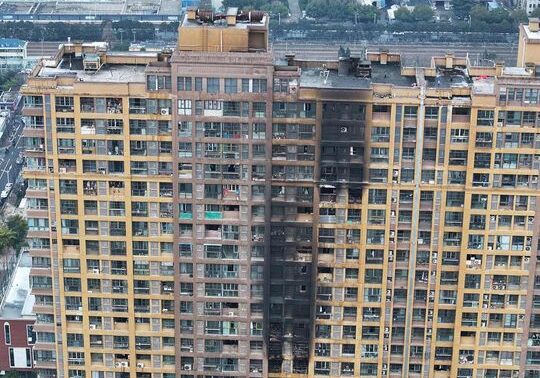 Kebakaran di gedung perumahan Nanjing