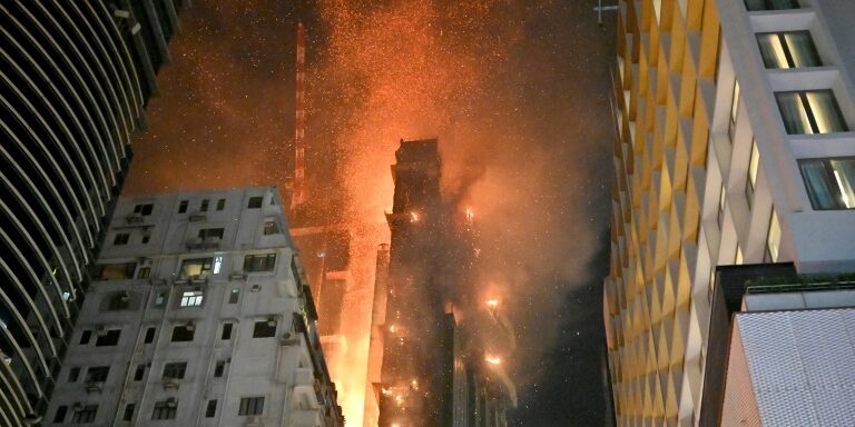 Kebakaran di lokasi konstruksi bertingkat