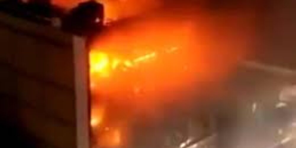 Kebakaran hebat Mall di kota al-Kut - Irak
