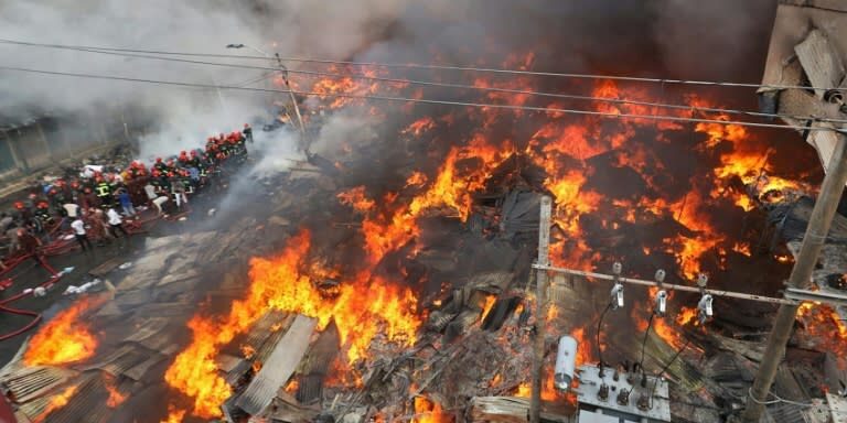 Kebakaran melanda Pasar di Dhaka
