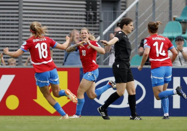 Kejutan Ceko mengalahkan Spanyol 2-1