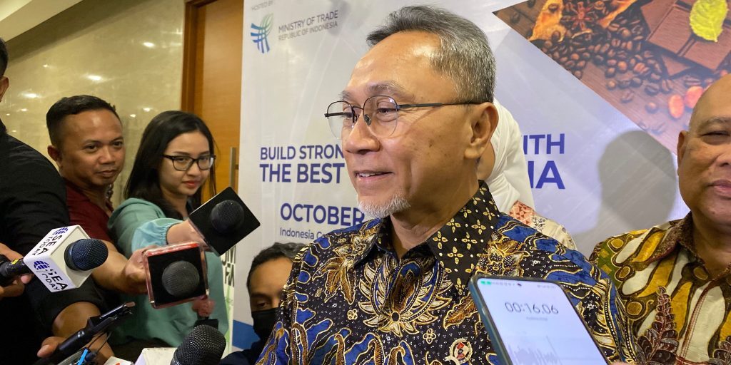 Menteri Perdagangan Zulkifli Hasan saat diwawancarai di Kantor Kemendag RI. 