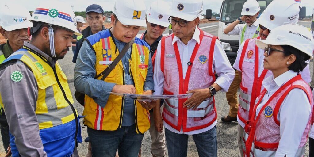 Menteri Perhubungan Budi Karya Sumadi (tengah) saat mengecek proses pembangunan Bandara Nusantara di IKN, Minggu (8/9/2024).